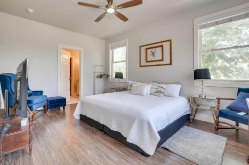 圣安东尼奥Modern San Antonio Retreat Less Than 1 Mile From Downtown!的一间卧室配有一张床、一台电视和蓝色的椅子