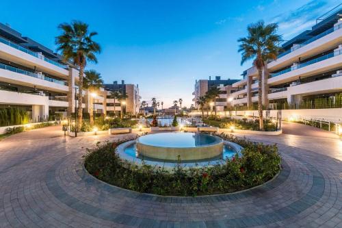 弗拉门卡海滩Flamenca Village Resort apt 172的建筑前带喷泉的庭院