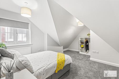 SmisbySilver Stag, Glamorous 5 BR House的白色卧室配有黄色床单