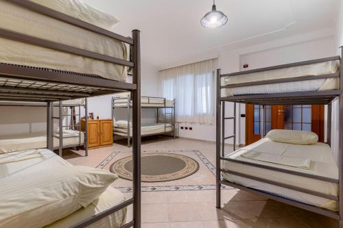 地拉那Hostel Nena Semi的宿舍间设有三张双层床。