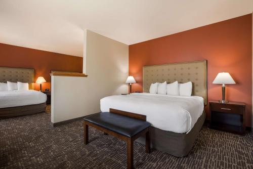 博伊西西北ID贝斯特韦斯特酒店的酒店客房设有两张床和一张桌子。