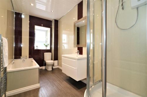 KirkmuirhillSignature - Kirkhill House的一间带水槽和淋浴的浴室
