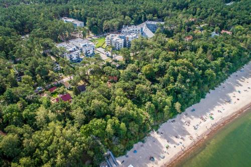 波别罗沃劳拉Spa豪华酒店的享有树木和建筑海滩的空中景致