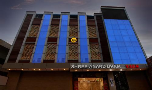 范兰德凡Itsy By Treebo - Shree Anand Dham, Vrindavan的前面有标志的建筑