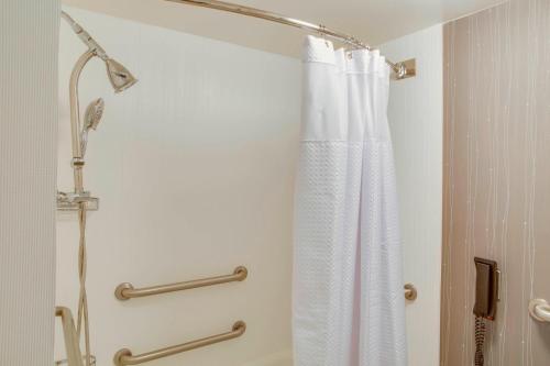奥卡拉欧卡拉万怡酒店的浴室内配有白色淋浴帘。