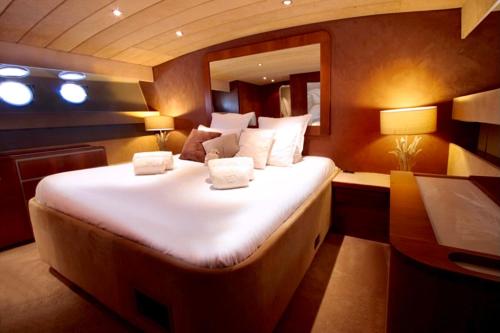 马赛Nuit insolite à bord d'un Yacht的一间卧室,船上配有一张大床