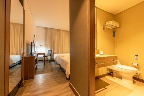 卡塔赫纳卡塔赫纳希尔顿汉普顿酒店的酒店客房设有卫生间和水槽