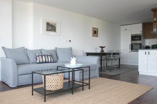 西格利盖特Panorama & Vino Szigliget的客厅配有沙发和桌子