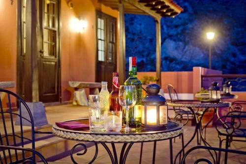 巴列埃尔莫索Tamahuche Hotel Rural的露台上配有带葡萄酒瓶和玻璃杯的桌子