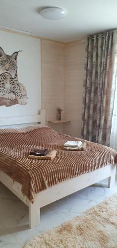 亚列姆切Три горішки的一间卧室配有一张带毯子的木床
