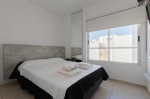 布宜诺斯艾利斯Lumimoso departamento en Buenos Aires 1 dorm的一间卧室配有带毛巾的床