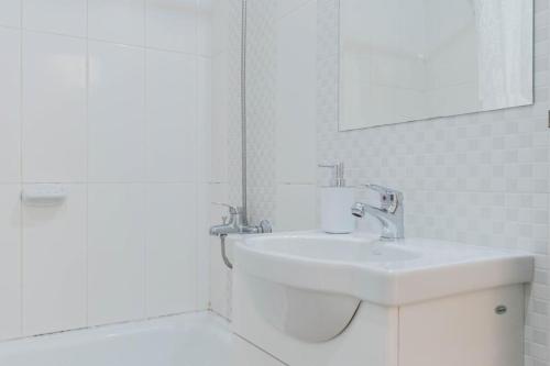 布宜诺斯艾利斯Lumimoso departamento en Buenos Aires 1 dorm的白色的浴室设有水槽和镜子