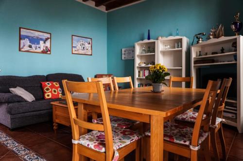 圣克鲁斯-德特内里费Casa Yeyo, Lomo Bermejo的一间带木桌和椅子的用餐室