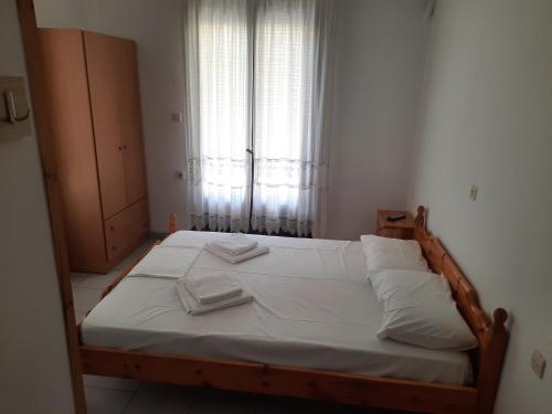 瓦西利卡koula's apartments的一间卧室配有一张床,上面有两条毛巾