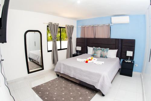 圣斐利-银港Skylight Suites Hotel的一间卧室配有一张床和一面大镜子
