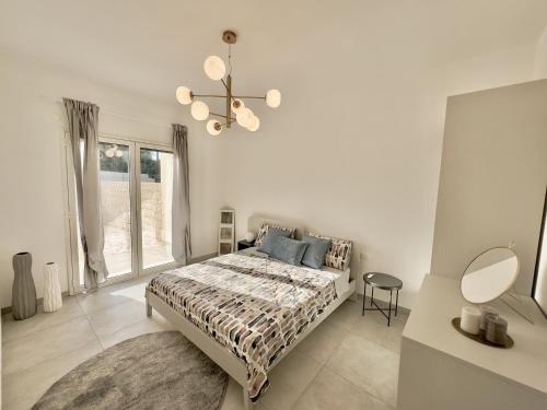 奥古斯塔Dimora Mediterranea的一间卧室设有一张床和一个大窗户