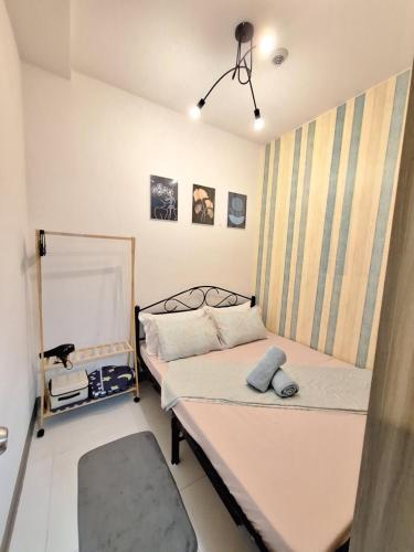 马尼拉Coast Residence Pasay的一间小卧室,配有两张床和镜子
