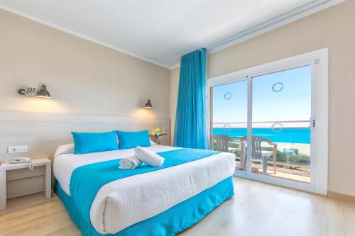 马尔格莱特德玛阿里希亚马尔宾斯酒店的一间卧室设有一张床,享有海景