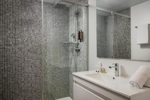 马尔格莱特德玛阿里希亚马尔宾斯酒店的一间带水槽和淋浴的浴室