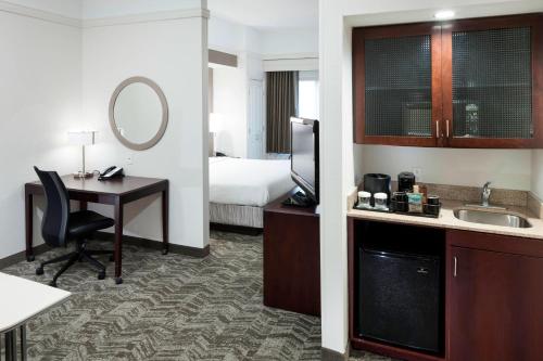 哥伦布哥伦布春季山丘套房酒店的酒店客房配有书桌和床。