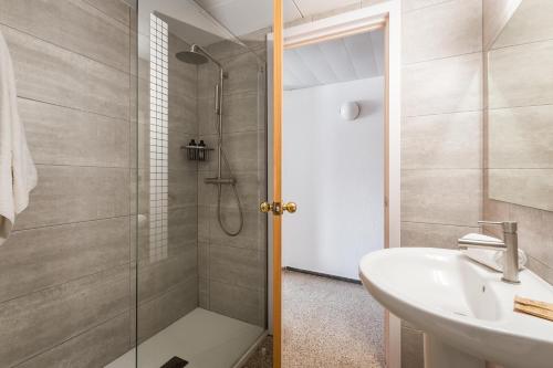 马尔格莱特德玛Hotel Cartago Nova by ALEGRIA的带淋浴和盥洗盆的浴室
