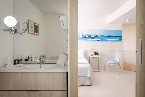 圣苏珊娜ALEGRIA Mar Mediterrania - Adults Only 4*Sup的一间带水槽的浴室和一张位于客房内的床