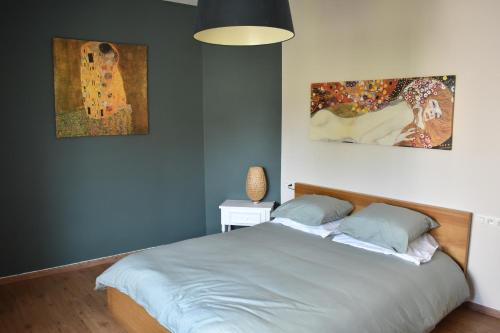 奥斯坦德Casa Frida的卧室配有一张床,墙上挂有两幅画