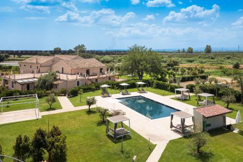 卡塔尼亚Nèroli Bio Relais的享有带游泳池的房屋的空中景致