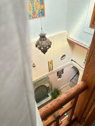 非斯Dar Khmissa Fes的走廊上方的吊灯景色