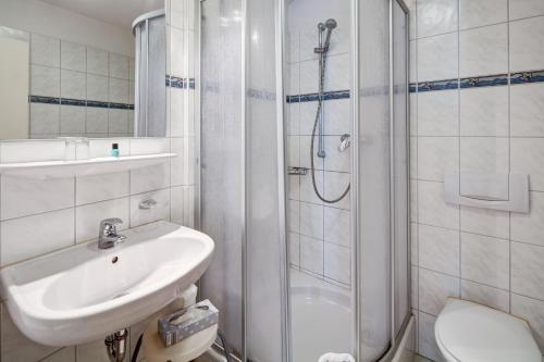 比特堡里安德酒店的白色的浴室设有水槽和淋浴。