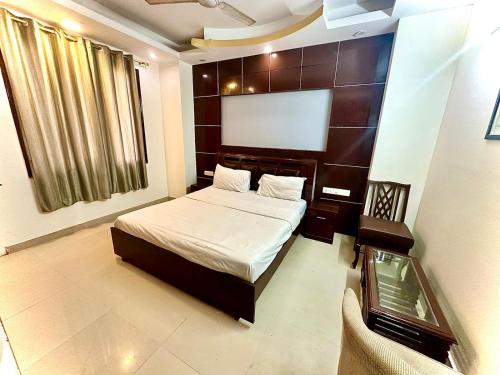新德里Hotel Vista Inn, Karol Bagh, New Delhi - Near Metro的一间卧室配有一张床和一台平面电视
