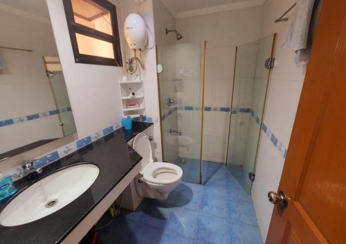 阿伯来Riviera Hermitage Goa的浴室配有卫生间、盥洗盆和淋浴。