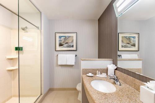 波士顿波士顿可普雷广场万怡酒店的一间带水槽和淋浴的浴室