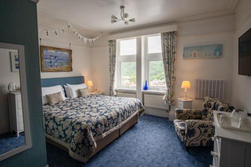 林顿Rockvale House的酒店客房设有床和窗户。