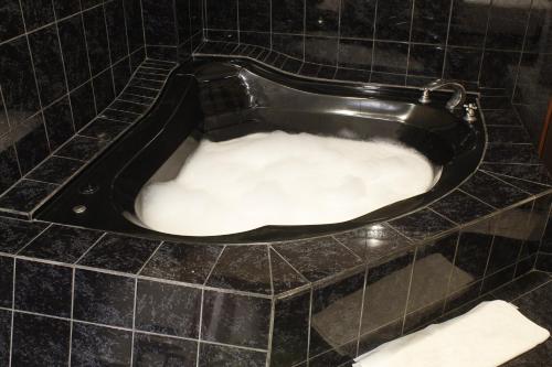利马阿马拉酒店的浴室里设有装满雪的浴缸