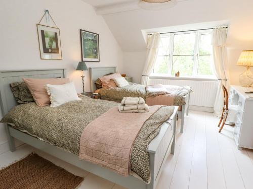 诺丁汉The Waggon Shed的一间卧室设有两张床和窗户。