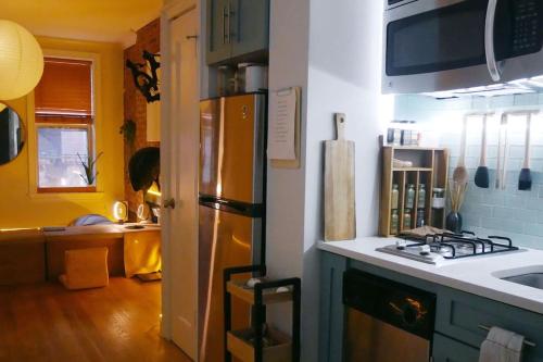 纽约Peaceful Japanese Ryokan in the heart West Village的厨房配有冰箱和炉灶。 顶部烤箱