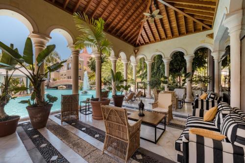阿德耶公爵湾酒店的一个带椅子的户外庭院和游泳池