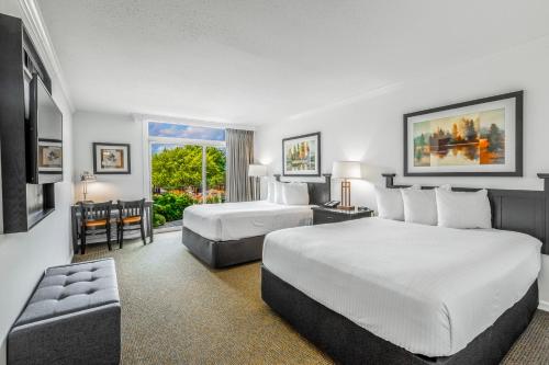 日内瓦湖里奇酒店的酒店客房设有两张床和窗户。
