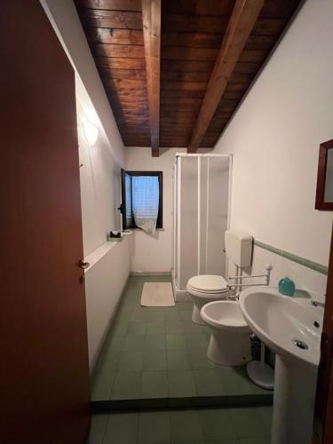 诺托玛丽娜Casa vacanze Arianna的一间带两个卫生间和淋浴的浴室