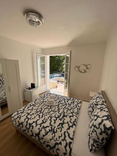 格里莫Chambre de charme n3的一间卧室设有一张床和一个滑动玻璃门