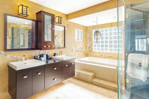 波士顿A Little Piece of History的浴室配有2个盥洗盆、浴缸和淋浴。