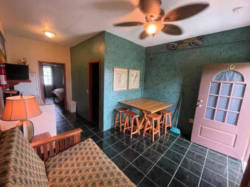 圣佩德罗Belize Budget Suites的客厅配有桌椅和吊扇