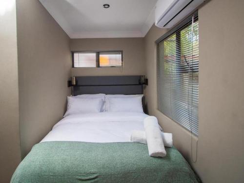 彼得马里茨堡@ 21 Guest House的一个小房间的一个床位,设有窗户