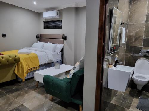 彼得马里茨堡@ 21 Guest House的一间卧室配有一张床,浴室设有水槽