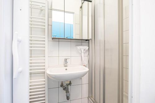 维也纳Breathtaking 2BR Apt Modern Design/Near Schönnbrunn的一间带水槽和镜子的浴室