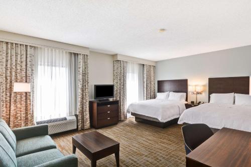 波因顿海滩博因顿海滩希尔顿恒庭旅馆&套房酒店的酒店客房设有两张床和电视。