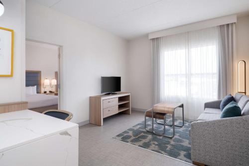 哥伦比亚南卡罗来纳哥伦比亚希尔顿惠庭套房酒店的带沙发和电视的白色客厅