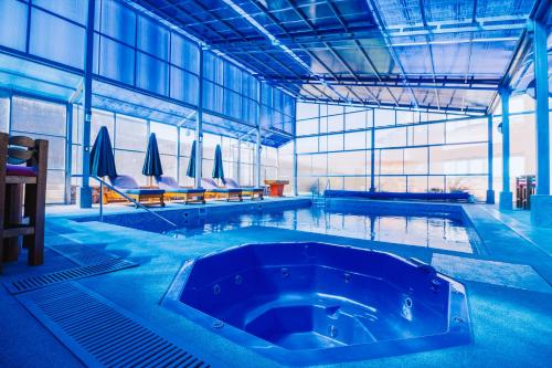 乌鲁班巴Life Hotel Valle Sagrado的一个带蓝色浴缸的大型游泳池