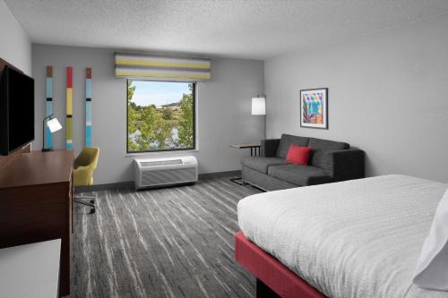 Cascade格兰德拉匹兹机场第28街希尔顿恒庭旅馆&套房酒店的酒店客房,配有床和沙发